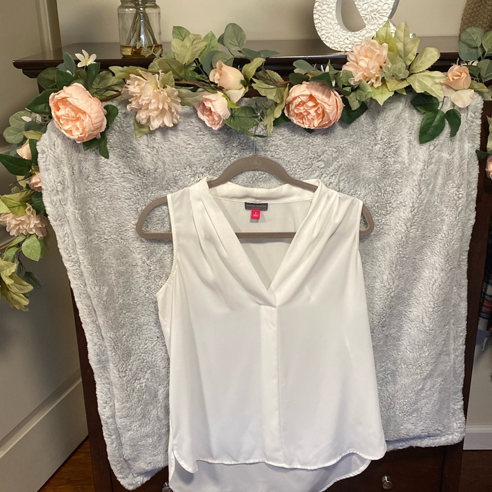 Vince Camuto, sleeveless, V-neck blouse in white size small.